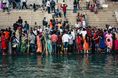 Varanasi Hindistan 14 Kasım 2018 Kızılderililer insanlar katılıyor ve gecenin gündoğumu sırasında Dev Deepavali Ganj Nehri kıyısında kutluyor bilinmeyenli görünümünü