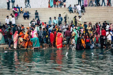 Varanasi Hindistan 14 Kasım 2018 Kızılderililer insanlar katılıyor ve gecenin gündoğumu sırasında Dev Deepavali Ganj Nehri kıyısında kutluyor bilinmeyenli görünümünü