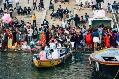 Varanasi Hindistan 14 Kasım 2018 Kızılderililer insanlar katılıyor ve gecenin gündoğumu sırasında Dev Deepavali Ganj Nehri kıyısında kutluyor bilinmeyenli görünümünü
