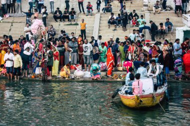 Varanasi Hindistan 14 Kasım 2018 Kızılderililer insanlar katılıyor ve gecenin gündoğumu sırasında Dev Deepavali Ganj Nehri kıyısında kutluyor bilinmeyenli görünümünü