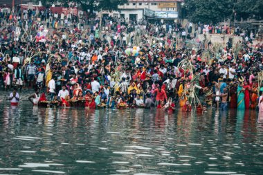 Varanasi Hindistan 14 Kasım 2018 Kızılderililer insanlar katılıyor ve gecenin gündoğumu sırasında Dev Deepavali Ganj Nehri kıyısında kutluyor bilinmeyenli görünümünü