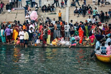 Varanasi Hindistan 14 Kasım 2018 Kızılderililer insanlar katılıyor ve gecenin gündoğumu sırasında Dev Deepavali Ganj Nehri kıyısında kutluyor bilinmeyenli görünümünü