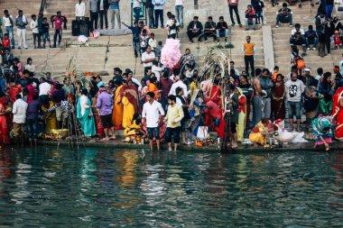 Varanasi Hindistan 14 Kasım 2018 Kızılderililer insanlar katılıyor ve gecenin gündoğumu sırasında Dev Deepavali Ganj Nehri kıyısında kutluyor bilinmeyenli görünümünü