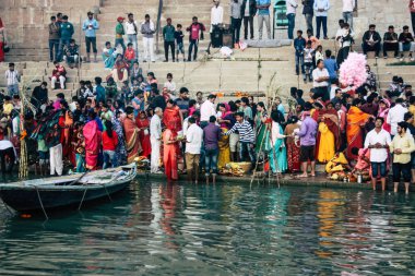 Varanasi Hindistan 14 Kasım 2018 Kızılderililer insanlar katılıyor ve gecenin gündoğumu sırasında Dev Deepavali Ganj Nehri kıyısında kutluyor bilinmeyenli görünümünü