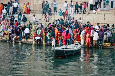 Varanasi Hindistan 14 Kasım 2018 Kızılderililer insanlar katılıyor ve gecenin gündoğumu sırasında Dev Deepavali Ganj Nehri kıyısında kutluyor bilinmeyenli görünümünü
