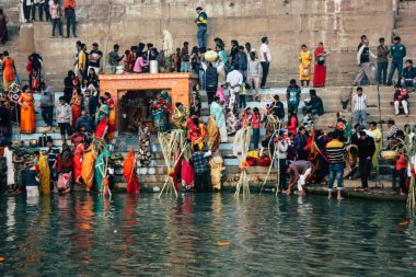 Varanasi Hindistan 14 Kasım 2018 Kızılderililer insanlar katılıyor ve gecenin gündoğumu sırasında Dev Deepavali Ganj Nehri kıyısında kutluyor bilinmeyenli görünümünü