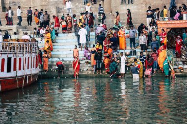 Varanasi Hindistan 14 Kasım 2018 Kızılderililer insanlar katılıyor ve gecenin gündoğumu sırasında Dev Deepavali Ganj Nehri kıyısında kutluyor bilinmeyenli görünümünü