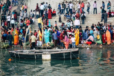 Varanasi Hindistan 14 Kasım 2018 Kızılderililer insanlar katılıyor ve gecenin gündoğumu sırasında Dev Deepavali Ganj Nehri kıyısında kutluyor bilinmeyenli görünümünü