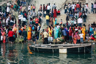 Varanasi Hindistan 14 Kasım 2018 Kızılderililer insanlar katılıyor ve gecenin gündoğumu sırasında Dev Deepavali Ganj Nehri kıyısında kutluyor bilinmeyenli görünümünü