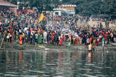 Varanasi Hindistan 14 Kasım 2018 Kızılderililer insanlar katılıyor ve gecenin gündoğumu sırasında Dev Deepavali Ganj Nehri kıyısında kutluyor bilinmeyenli görünümünü