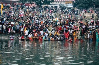 Varanasi Hindistan 14 Kasım 2018 Kızılderililer insanlar katılıyor ve gecenin gündoğumu sırasında Dev Deepavali Ganj Nehri kıyısında kutluyor bilinmeyenli görünümünü