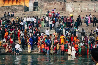 Varanasi Hindistan 14 Kasım 2018 Kızılderililer insanlar katılıyor ve gecenin gündoğumu sırasında Dev Deepavali Ganj Nehri kıyısında kutluyor bilinmeyenli görünümünü