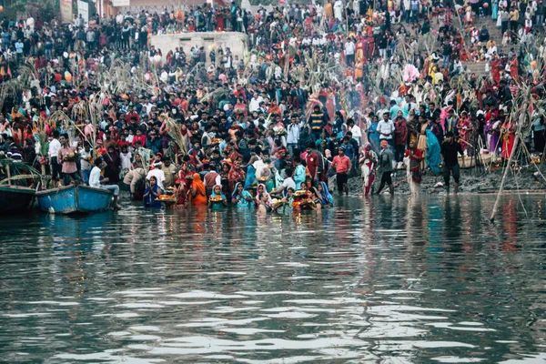 Varanasi Hindistan 14 Kasım 2018 Kızılderililer insanlar katılıyor ve gecenin gündoğumu sırasında Dev Deepavali Ganj Nehri kıyısında kutluyor bilinmeyenli görünümünü