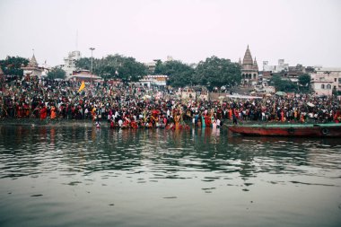 Varanasi Hindistan 14 Kasım 2018 Kızılderililer insanlar katılıyor ve gecenin gündoğumu sırasında Dev Deepavali Ganj Nehri kıyısında kutluyor bilinmeyenli görünümünü