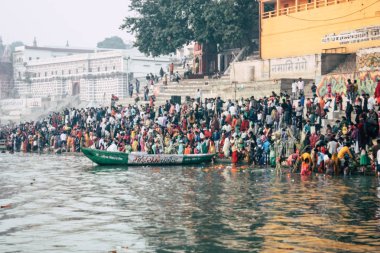 Varanasi Hindistan 14 Kasım 2018 Kızılderililer insanlar katılıyor ve gecenin gündoğumu sırasında Dev Deepavali Ganj Nehri kıyısında kutluyor bilinmeyenli görünümünü