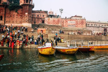 Varanasi Hindistan 14 Kasım 2018 Kızılderililer insanlar katılıyor ve gecenin gündoğumu sırasında Dev Deepavali Ganj Nehri kıyısında kutluyor bilinmeyenli görünümünü