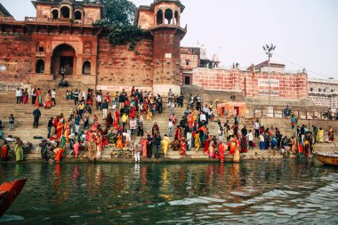 Varanasi Hindistan 14 Kasım 2018 Kızılderililer insanlar katılıyor ve gecenin gündoğumu sırasında Dev Deepavali Ganj Nehri kıyısında kutluyor bilinmeyenli görünümünü
