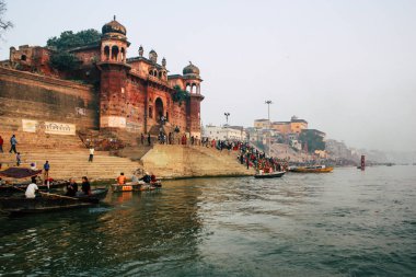 Varanasi Hindistan 14 Kasım 2018 Kızılderililer insanlar katılıyor ve gecenin gündoğumu sırasında Dev Deepavali Ganj Nehri kıyısında kutluyor bilinmeyenli görünümünü