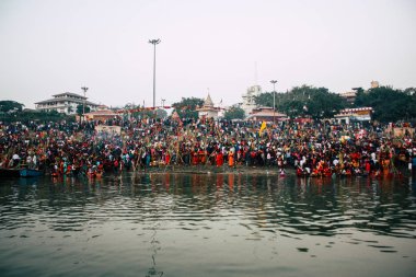 Varanasi Hindistan 14 Kasım 2018 Kızılderililer insanlar katılıyor ve gecenin gündoğumu sırasında Dev Deepavali Ganj Nehri kıyısında kutluyor bilinmeyenli görünümünü