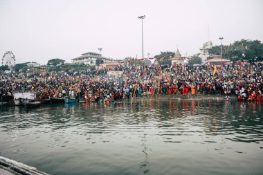 Varanasi Hindistan 14 Kasım 2018 Kızılderililer insanlar katılıyor ve gecenin gündoğumu sırasında Dev Deepavali Ganj Nehri kıyısında kutluyor bilinmeyenli görünümünü