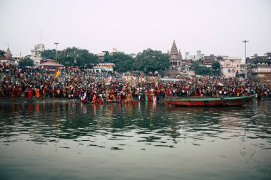 Varanasi Hindistan 14 Kasım 2018 Kızılderililer insanlar katılıyor ve gecenin gündoğumu sırasında Dev Deepavali Ganj Nehri kıyısında kutluyor bilinmeyenli görünümünü