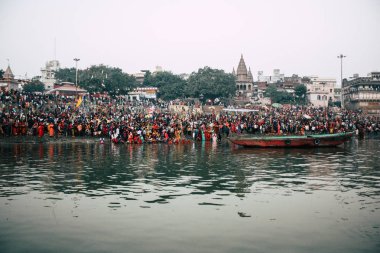 Varanasi Hindistan 14 Kasım 2018 Kızılderililer insanlar katılıyor ve gecenin gündoğumu sırasında Dev Deepavali Ganj Nehri kıyısında kutluyor bilinmeyenli görünümünü