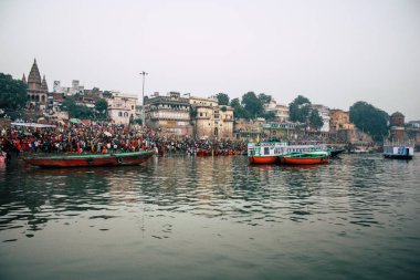 Varanasi Hindistan 14 Kasım 2018 Kızılderililer insanlar katılıyor ve gecenin gündoğumu sırasında Dev Deepavali Ganj Nehri kıyısında kutluyor bilinmeyenli görünümünü