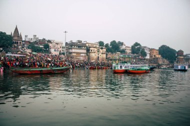 Varanasi Hindistan 14 Kasım 2018 Kızılderililer insanlar katılıyor ve gecenin gündoğumu sırasında Dev Deepavali Ganj Nehri kıyısında kutluyor bilinmeyenli görünümünü