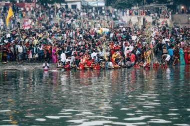 Varanasi Hindistan 14 Kasım 2018 Kızılderililer insanlar katılıyor ve gecenin gündoğumu sırasında Dev Deepavali Ganj Nehri kıyısında kutluyor bilinmeyenli görünümünü