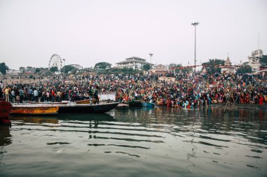 Varanasi Hindistan 14 Kasım 2018 Kızılderililer insanlar katılıyor ve gecenin gündoğumu sırasında Dev Deepavali Ganj Nehri kıyısında kutluyor bilinmeyenli görünümünü