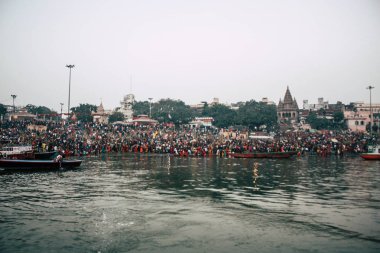 Varanasi Hindistan 14 Kasım 2018 Kızılderililer insanlar katılıyor ve gecenin gündoğumu sırasında Dev Deepavali Ganj Nehri kıyısında kutluyor bilinmeyenli görünümünü