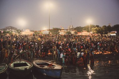 Varanasi Hindistan 14 Kasım 2018 Kızılderililer insanlar katılıyor ve gecenin gündoğumu sırasında Dev Deepavali Ganj Nehri kıyısında kutluyor bilinmeyenli görünümünü
