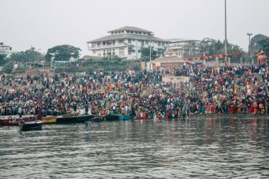 Varanasi Hindistan 14 Kasım 2018 Kızılderililer insanlar katılıyor ve gecenin gündoğumu sırasında Dev Deepavali Ganj Nehri kıyısında kutluyor bilinmeyenli görünümünü