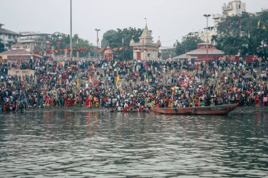 Varanasi Hindistan 14 Kasım 2018 Kızılderililer insanlar katılıyor ve gecenin gündoğumu sırasında Dev Deepavali Ganj Nehri kıyısında kutluyor bilinmeyenli görünümünü