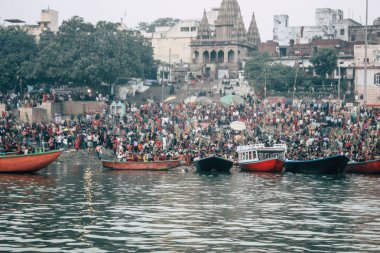 Varanasi Hindistan 14 Kasım 2018 Kızılderililer insanlar katılıyor ve gecenin gündoğumu sırasında Dev Deepavali Ganj Nehri kıyısında kutluyor bilinmeyenli görünümünü