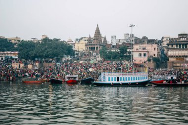 Varanasi Hindistan 14 Kasım 2018 Kızılderililer insanlar katılıyor ve gecenin gündoğumu sırasında Dev Deepavali Ganj Nehri kıyısında kutluyor bilinmeyenli görünümünü