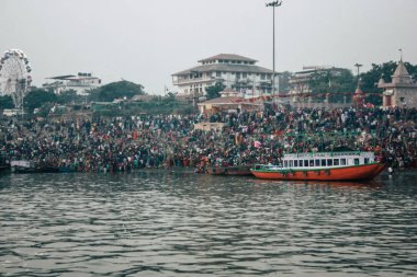 Varanasi Hindistan 14 Kasım 2018 Kızılderililer insanlar katılıyor ve gecenin gündoğumu sırasında Dev Deepavali Ganj Nehri kıyısında kutluyor bilinmeyenli görünümünü