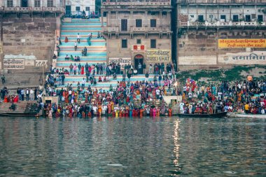 Varanasi Hindistan 14 Kasım 2018 Kızılderililer insanlar katılıyor ve gecenin gündoğumu sırasında Dev Deepavali Ganj Nehri kıyısında kutluyor bilinmeyenli görünümünü