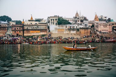 Varanasi Hindistan 14 Kasım 2018 Kızılderililer insanlar katılıyor ve gecenin gündoğumu sırasında Dev Deepavali Ganj Nehri kıyısında kutluyor bilinmeyenli görünümünü