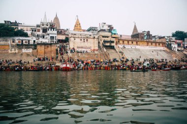 Varanasi Hindistan 14 Kasım 2018 Kızılderililer insanlar katılıyor ve gecenin gündoğumu sırasında Dev Deepavali Ganj Nehri kıyısında kutluyor bilinmeyenli görünümünü