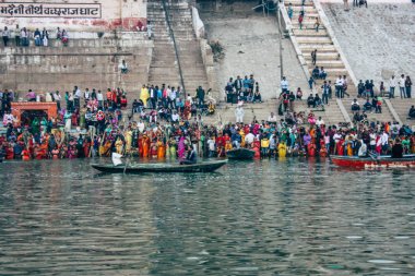 Varanasi Hindistan 14 Kasım 2018 Kızılderililer insanlar katılıyor ve gecenin gündoğumu sırasında Dev Deepavali Ganj Nehri kıyısında kutluyor bilinmeyenli görünümünü