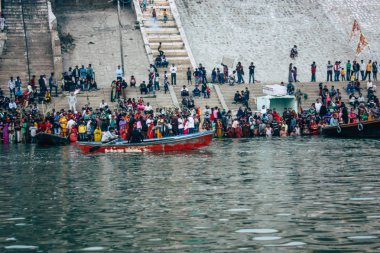 Varanasi Hindistan 14 Kasım 2018 Kızılderililer insanlar katılıyor ve gecenin gündoğumu sırasında Dev Deepavali Ganj Nehri kıyısında kutluyor bilinmeyenli görünümünü