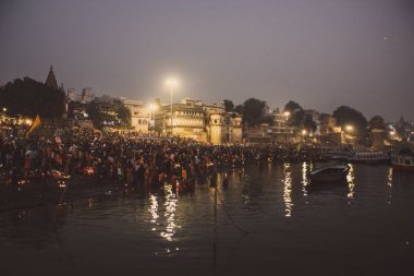 Varanasi Hindistan 14 Kasım 2018 Kızılderililer insanlar katılıyor ve gecenin gündoğumu sırasında Dev Deepavali Ganj Nehri kıyısında kutluyor bilinmeyenli görünümünü