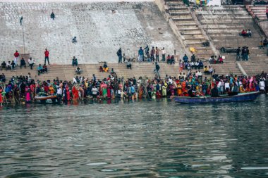 Varanasi Hindistan 14 Kasım 2018 Kızılderililer insanlar katılıyor ve gecenin gündoğumu sırasında Dev Deepavali Ganj Nehri kıyısında kutluyor bilinmeyenli görünümünü