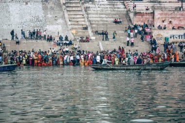 Varanasi Hindistan 14 Kasım 2018 Kızılderililer insanlar katılıyor ve gecenin gündoğumu sırasında Dev Deepavali Ganj Nehri kıyısında kutluyor bilinmeyenli görünümünü