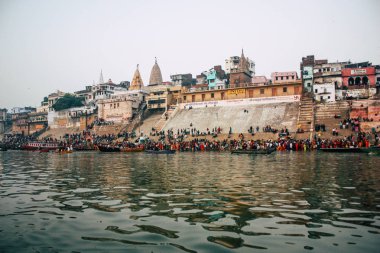 Varanasi Hindistan 14 Kasım 2018 Kızılderililer insanlar katılıyor ve gecenin gündoğumu sırasında Dev Deepavali Ganj Nehri kıyısında kutluyor bilinmeyenli görünümünü