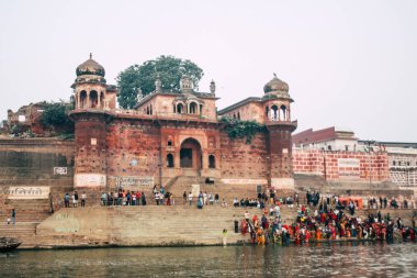 Varanasi Hindistan 14 Kasım 2018 Kızılderililer insanlar katılıyor ve gecenin gündoğumu sırasında Dev Deepavali Ganj Nehri kıyısında kutluyor bilinmeyenli görünümünü
