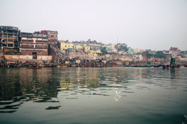 Varanasi Hindistan 14 Kasım 2018 Kızılderililer insanlar katılıyor ve gecenin gündoğumu sırasında Dev Deepavali Ganj Nehri kıyısında kutluyor bilinmeyenli görünümünü