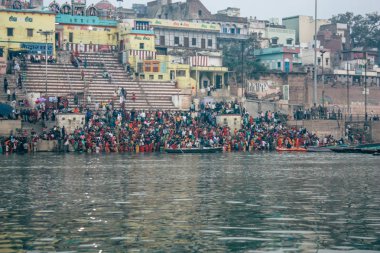 Varanasi Hindistan 14 Kasım 2018 Kızılderililer insanlar katılıyor ve gecenin gündoğumu sırasında Dev Deepavali Ganj Nehri kıyısında kutluyor bilinmeyenli görünümünü