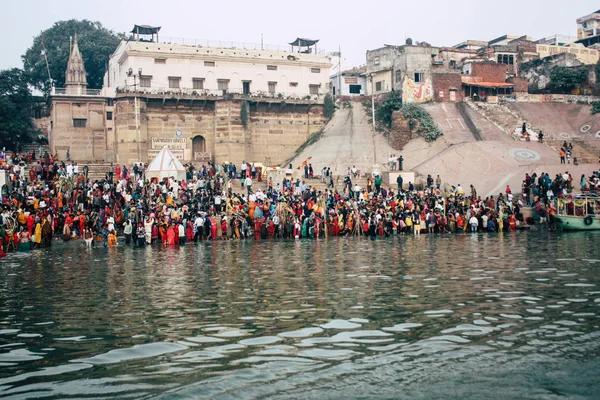 Varanasi Indien November 2018 Udsigt Ukendte Indianere Mennesker Deltager Fejrer - Stock-foto